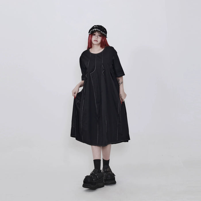 黒のステッチワンピース 着用 正面