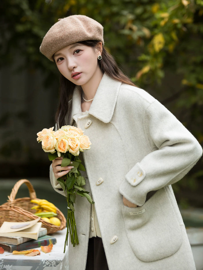 アプリコットウィートのダブルフェイス ロングコート 着用 花束を持って