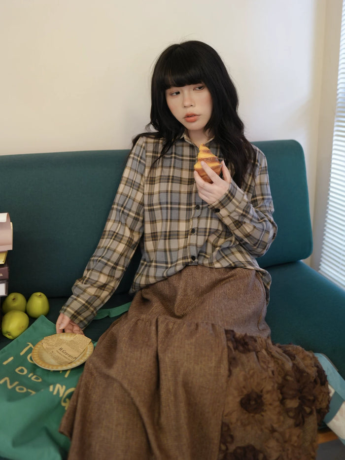 チェック柄長袖シャツ 着用 ソファに座って パンを持って