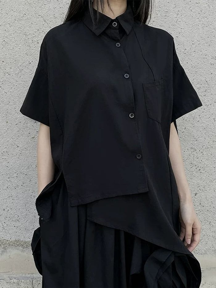 ブラックのアシンメトリー半袖シャツ 着用 正面 胸ポケット