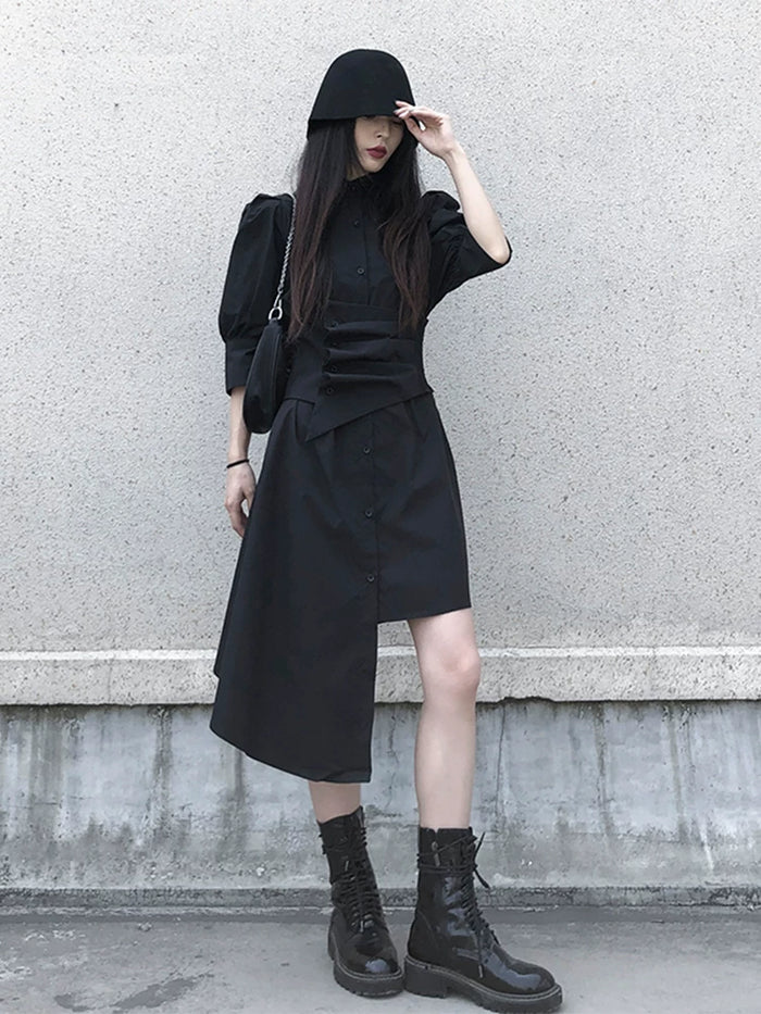 ブラックのパフスリーブ シャツワンピース 着用 帽子に手を添えた姿