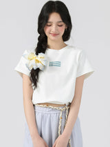 胸元に英字ロゴの入った正肩 半袖Tシャツ ホワイト 着用
