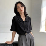 ブラックの半袖シャツ 着用 ソファ