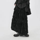 ブラックのティアードロングスカート 着用 正面 ゆれる裾