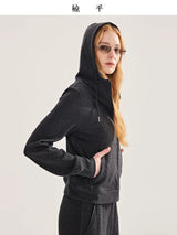 ウール混ジップパーカー 着用 フードと手元のディテール