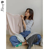 ピンストライプTシャツ 着用 座りポーズ ピンクのストライプも持って