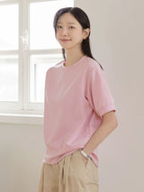 ピンクの折り返し袖Tシャツ 着用 正面
