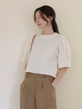 クリームのコットンTシャツ 着用 横向き