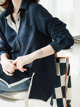 ネイビーのロングシャツ 着用 裾のスリットと縁取りのアップ