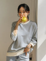 ボーダー中袖Tシャツ ブルー 着用 正面 りんごを持って