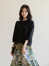 中袖Tシャツ ブラック 着用 斜め 笑顔 プリーツスカート