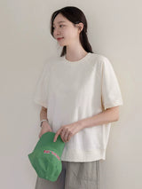 クリームの半袖Tシャツ 着用 キャップを持って