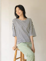 ボーダーTシャツ 着用 スツールに座って