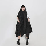 ブラックのシャツワンピース 着用 スカートをつまむポーズ