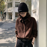 ブラウンの起毛シャツ 着用 胸ポケット
