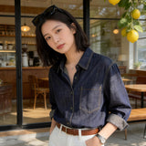 ダークネイビーの綿デニムシャツ 着用 胸ポケット