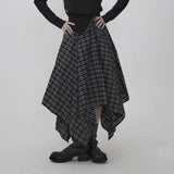ブラックチェックのスカート 着用 正面 腰に手を添えたポーズ