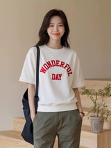 ホワイトのプリントTシャツ 着用 バッグを持って