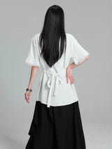 ホワイトのシャツ 背中のリボン
