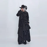 ブラックのドレープシャツ 着用 手を添えて