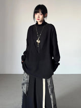 ブラックのVネックニット 着用