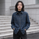 ネイビーデニムシャツ 着用 立ちポーズ 手をポケットに