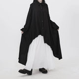 ブラックのロングシャツ 着用 全身 裾が広がる様子