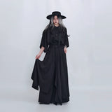 ブラックのスカートパンツ 着用 全身（裾を持った着こなし）