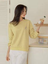 ゆったりTシャツ ライトイエロー 着用 正面 ボトルを持って
