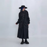ブラックのフリルロングシャツ 着用 袖を広げて