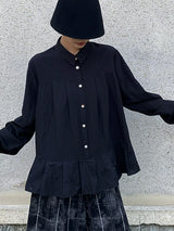 ブラックの長袖シャツ 着用 腕を広げた様子