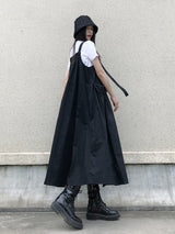 ストラップ調節式のジャンスカ 着用 斜め ブーツ合わせ