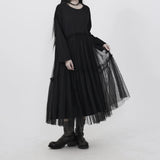 ブラックのチュールワンピース 着用 斜め 手を添えたポーズ