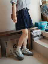 デニムハーフパンツ 着用 ショルダーバッグを持って