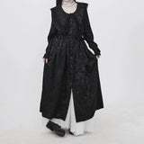 ブラックのジャカードワンピース 着用 斜め 歩くポーズ