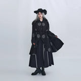 ブラックの水玉シャツ 着用 裾が揺れる姿