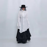 ホワイトのロングシャツ 着用 正面 ブラックスカート合わせ