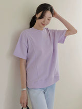 ライラックのTシャツ 着用 髪に手を添えて 斜め前から