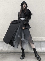 ブラックのアシンメトリー ロングシャツ 着用 裾を持った姿