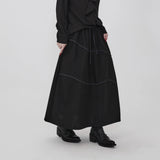 ブラックのロングスカート 着用 斜め