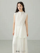 ホワイトのノースリーブブラウス 着用 正面
