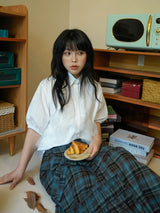 パフスリーブ半袖シャツ 着用 クロワッサンを持って