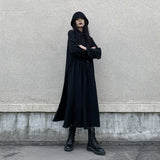 ブラックのロングシャツワンピース 着用 腕組み