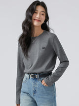 ダークグレーのワッペン付き 長袖Tシャツ 着用 手をポケットに入れたポーズ