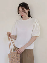 クリームのショート丈Tシャツ 着用 かごバッグを持って