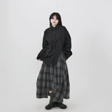 ブラックのカーブ裾シャツ 着用 全身（ブーツ合わせ）