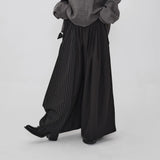 ブラック×ストライプのスカートパンツ 着用 歩いている様子