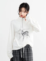 ハーフジップ 長袖Tシャツ 髪に手を添えて