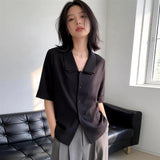 ブラックのダブルカラーシャツ 着用 立ちポーズ