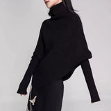 ブラックのアシンメトリー ハイネックニット 着用